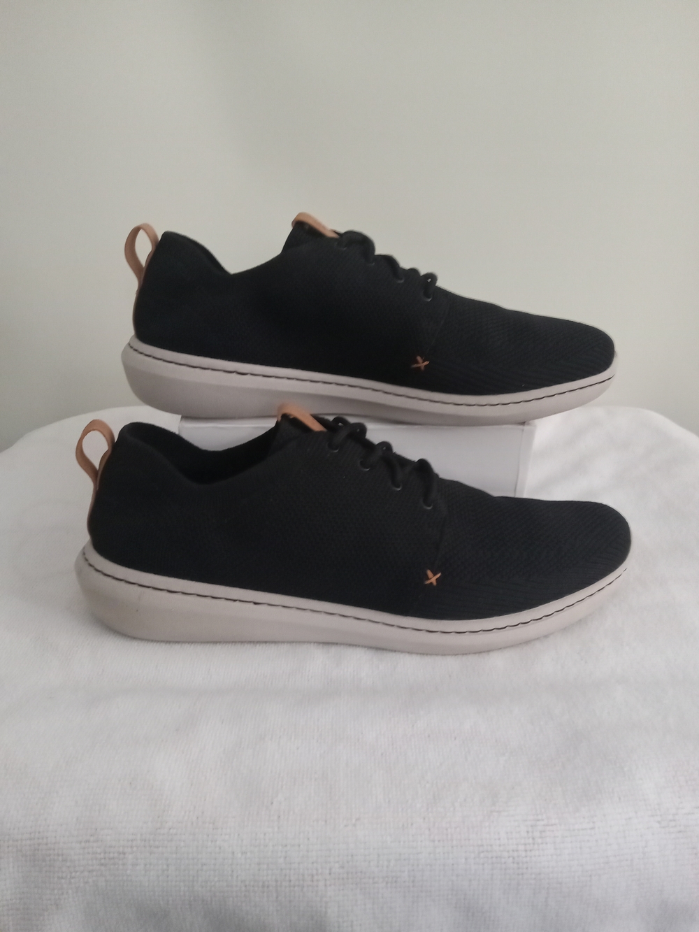 Cloudsteppers by Clarks Black Knit Sneakers with Tan Pull Tabs Sz 11.5